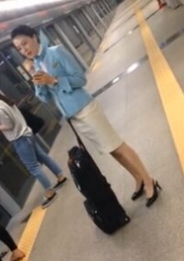 带孩子逛游乐场高跟美妇