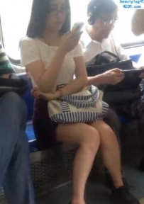 超市购物的闷骚眼镜妹